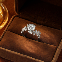 Bague de Mariage/Fiançailles en Or Rempli 14K avec Moissanite Ronde de 8mm (2.0ct) et Bande Torsadée pour Femme - Vente en Gros de Bijoux de Mode