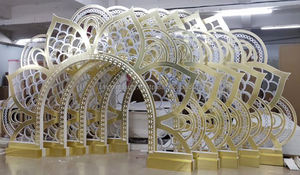 Toile de fond lumineuse de mariage en forme de pétale de fleur évidée en or lisse personnaliser la décoration de scène d'événement pour toile de fond de fête blanche - Product Image 2