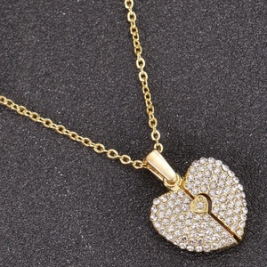 Collana con Foto Personalizzata a Forma di Cuore con Diamanti <span class=keywords><strong>e</strong></span> Ali d'Angelo Qiuhan, Ciondolo Personalizzato, Regalo Significativo per <span class=keywords><strong>Lui</strong></span>/<span class=keywords><strong>Lei</strong></span> - Product Image 6