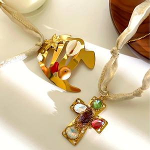 Ciondolo a Forma <span class=keywords><strong>di</strong></span> Cuore Cristiano in Acciaio Inox con Accenti in Zircone Colorato e Conchiglia, Collana Trendy Versatile e Unica per Donne - Product Image 3