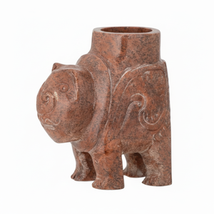 Vaisseau en stéatite rouge moucheté de style ancien sculpté en forme d'animal robuste. Disponible au prix de gros - Product Image 1