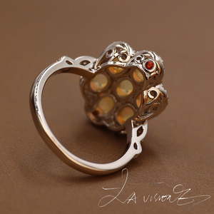 Anillo de Aniversario Vintage con Incrustaciones de Coral de la Serie Counterattack - Product Image 4