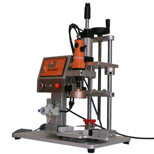 Máquina <span class=keywords><strong>de</strong></span> apriete y tapado <span class=keywords><strong>de</strong></span> <span class=keywords><strong>botellas</strong></span> <span class=keywords><strong>de</strong></span> <span class=keywords><strong>vidrio</strong></span> <span class=keywords><strong>de</strong></span> plástico pequeña semiautomática - Product Image 2