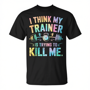 Camiseta de gimnasio con estampado digital de manga corta y cuello redondo unisex para adultos, con la frase "Creo que mi entrenador intenta matarme" - Product Image 3
