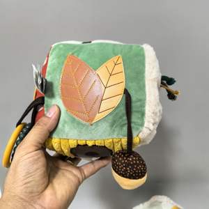 Cubes <span class=keywords><strong>d</strong></span>'activités tactiles multifonctionnels en peluche éducatifs personnalisés pour petits bébés <span class=keywords><strong>cube</strong></span> de confort pour enfants - Product Image 5