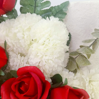 Arrangement floral pour pierre tombale avec roses rouges et blanches, hommage éternel