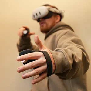 Kivi tasarım Meta Quest 3 VR aksesuarları için yükseltme el kayışı ile pil açılış koruyucu Knuckle denetleyici kavrama