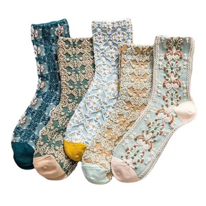 Calcetines de Algodón/Fibra de Bambú Ecológicos para Hombre y Mujer, Diseño Colorido con Temática de Gato de la Suerte, Temporada de Primavera - Product Image 1