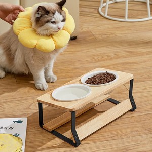 Support en bois pour gamelles de chat, double gamelle en céramique, support incliné pour gamelles de chat avec protection du cou, support anti-renversement pour gamelles d'animaux - Product Image 2