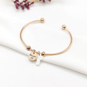 Cynya <span class=keywords><strong>Bracelet</strong></span> jonc ouvert personnalisé avec médailles gravées et breloque nacrée Cadeau <span class=keywords><strong>de</strong></span> <span class=keywords><strong>naissance</strong></span> à la mode pour <span class=keywords><strong>maman</strong></span> - Product Image 4