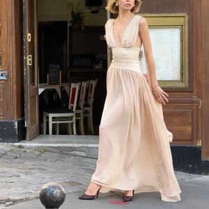 Colección de Verano: Elegante Vestido Largo Casual con Escote en V Profundo, Plisado, de Color Sólido, con Espalda Descubierta y Cintura Ajustada - Product Image 1