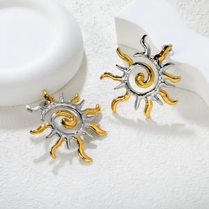 Nouvelle Arrivée Boucles d'Oreilles Clous Grandes en Acier Inoxydable Plaqué Or 18K Tendance Hypoallergéniques Creuses Bicolores en Forme de Soleil Bijoux pour Femme - Product Image 3