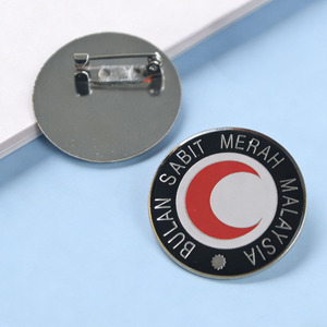 Distintivo Rotondo in Lega di Zinco Placcato Argento con Emblema della Benessere Pubblico Malese per Volontari nelle Attività di Benessere Pubblico - Product Image 1