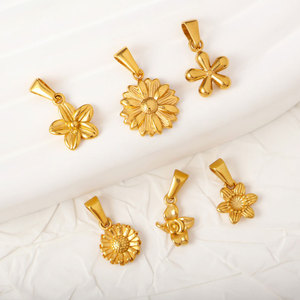 Colgantes y dijes de moda de acero inoxidable 316L chapados en oro PVD de 14K y 18K personalizados para hacer joyas, dijes de flores para pulseras. - Product Image 4