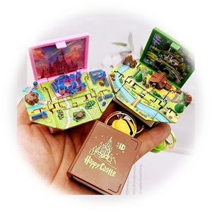 Llavero de libro 3D novedoso directo de fábrica, llavero portátil plegable con mini libros sorpresa explosivos para niños - Product Image 1