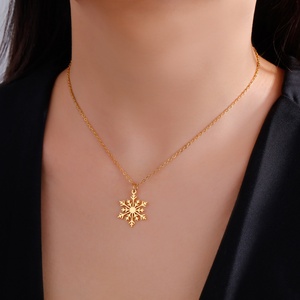 Collier tendance personnalisé pour Noël, pendentif flocon de neige en acier inoxydable plaqué or 18 carats avec chaîne à maillons - Product Image 6