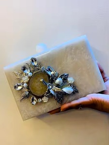 Sac à main et embrayages en résine faits à la main de luxe fabriqués avec de superbes motifs de couleurs riches pour les personnes soucieuses de la mode - Product Image 2