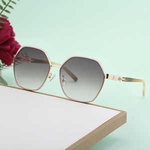 Gafas de Sol Cuadradas para Mujer, Lentes de PC con Protección UV400, Color Negro Gris C1 WF-2A937, Origen Taizhou - Product Image 1