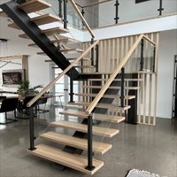 Système d'escalier moderne sur mesure Anewson avec marches en bois massif et garde-corps en verre pour projets résidentiels de villas