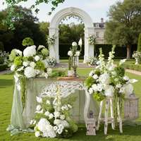 Witte en groene kunstmatige rozen en hortensia bloemstukken, perfect voor luxueuze bruiloftachtergronden en tafeldecoraties
