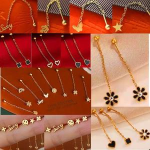 Boucles d'oreilles pendantes tendance en acier titane à tige fine, motif trèfle à quatre feuilles/couronne/cœur/sourire/petite marguerite, pour la vente en gros - Product Image 4