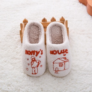 Chaussons d'hiver pour femmes personnalisés brodés Chaussons d'Halloween douillets et douillets pour la maison pour femmes - Product Image 4