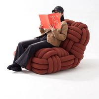 Fauteuil géant sculptural en corde nouée, couleur terre cuite, avec accent gaufré organique et moelleux, pour salon et coin lecture