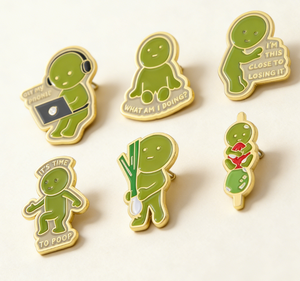 Broche en émail humoristique en forme de petit homme vert, fabrication directe d'usine, c'est l'heure, broche de dessin animé, badge de revers original pour un usage quotidien - Product Image 1