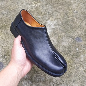 รองเท้าหนังแทบิผู้ชายขายดีประจำปี 2026 ดีไซน์โดดเด่น ระบายอากาศได้ดี หัวรองเท้าทรงเกือกม้า ทันสมัย แยกนิ้วเท้า รองเท้าลำลองหนังแท้ - Product Image 3
