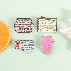 Épingles en émail avec verset biblique espagnol « Tu es là où Dieu veut que tu sois », broche de foi, badge de revers, vente en gros - Product Image 2