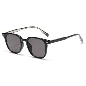 Nouvelles lunettes de soleil carrées pour hommes, monture noire en PC, protection UV400, pour la conduite en extérieur, transmittance classe 2 - Product Image 1