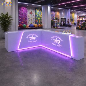 Ideas de diseño geniales <span class=keywords><strong>para</strong></span> mostradores de recepción en parques infantiles: Mostrador de recepción LED en forma de L, personalizado, blanco, Krion, <span class=keywords><strong>para</strong></span> gimnasios, hoteles y oficinas. - Product Image 1