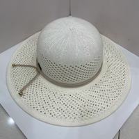 Chapeau de soleil d'été pour femme, style bob, ajouré, à large bord, respirant, en crochet, avec sangle en similicuir et pendentif perle métallique, pour le voyage et le quotidien