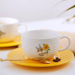 Tasse à café et soucoupe en céramique de style pastoral russe - Motif floral avec abeilles, livrée dans une boîte cadeau noire - Product Image 2