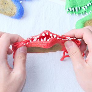 Marionnette de doigt amusante en forme de tête de dinosaure, en plastique TPR souple non toxique, avec langue et pattes, pour enfants, vente directe usine, marionnettes en caoutchouc - Product Image 3