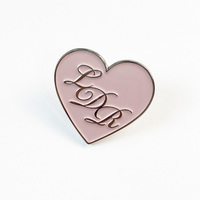 Badge de revers personnalisé avec logo en métal, paillettes roses, bon marché, en forme de cœur, fabrication d'accessoires, 50 pièces
