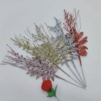 Vente en gros de fleurs artificielles de Noël fruits rouges poudre d'or eau herbe branche feuille usine source directe accessoires de Noël