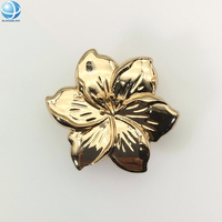 2025 más nuevo traje de baño impermeable joyería Aleación de Zinc oro flor hebilla para mujer traje de baño broche sujetador Clip Bikini conector
