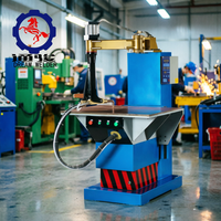 Poste de travail industriel à soudeuse par points sur piétement, avec enceinte profonde, hauteur de plateforme réglable et utilisation simplifiée