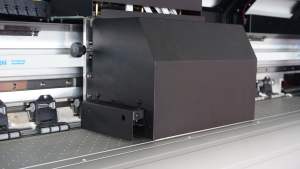 เครื่องพิมพ์พล็อตเตอร์ Yinstar <span class=keywords><strong>3.2</strong></span> เมตร แบบ Eco-Solvent พร้อมหัวพิมพ์ I3200 E1 จำนวน 4 หัว สำหรับพิมพ์สติกเกอร์ไวนิลสะท้อนแสงแบบ Prismatik ด้วยหมึก Eco Solvent - Product Image 4