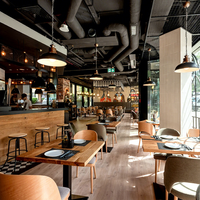 Ensemble de meubles de restaurant industriel et commercial Ron Group, tabourets de bar, table carrée en bois, chaise rembourrée en tissu avec structure en bois