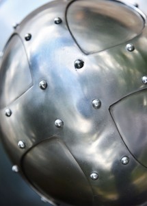 Casque médiéval en acier avec protège-joues, casque de chevalier, armure de style européen, protection historique de la tête, portable pour musée - Product Image 4