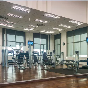 현대 멋진 temperable 투명 전체 벽 거울 댄스 스튜디오 거울 안전 체육관 거울 유리 공장 중국