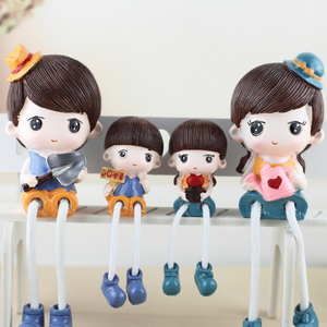 Creativa Familia <span class=keywords><strong>de</strong></span> Cuatro Muñecos <span class=keywords><strong>de</strong></span> Resina con Pies Colgantes para Decoración del Hogar - Product Image 4