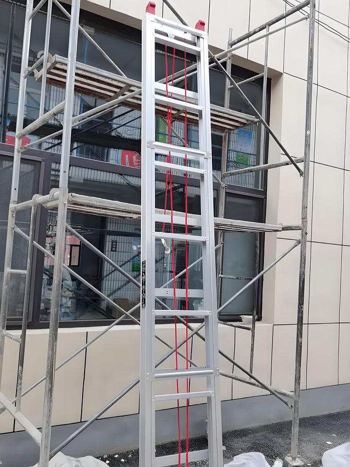 EN131 Compliant 3-Section Step Aluminium Extension Ladder