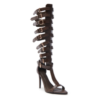 Sandales à talons hauts pour femmes, personnalisées par le fabricant, avec boucle et motif croco, portées au-dessus du genou
