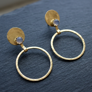 Pendientes de Aro Chapados en Oro Martillado Vintage de Alta Calidad OEM con Calcedonia Azul y Latón Texturizado, Estilo Bohemio - Product Image 3