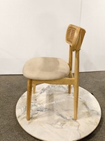 Mobilier de maison simple chaise en bois et osier pour hôtel chaise en rotin pour restaurant en tissu de lin avec coussin de tapisserie d'ameublement