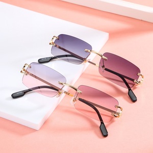 Vente en gros de lunettes de <span class=keywords><strong>soleil</strong></span> rétro INS pour femmes, lunettes de <span class=keywords><strong>soleil</strong></span> carrées sans monture, bord coupé, métal noir doré, taille de petit œil, marée de rue, <span class=keywords><strong>soleil</strong></span> personnalisé - Product Image 1