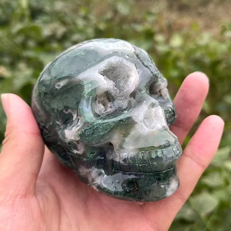 Vente en gros Crânes en pierre de cristal naturel Sculptures Druzy Moss Agate Crânes Cadeau de décoration intérieure